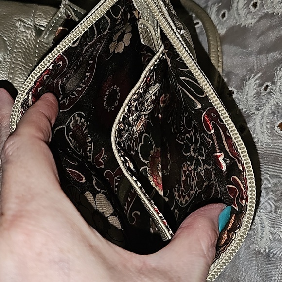 EUC CLARKS MULTI COMPARTMENT GOLD CROSSBODY PURSE BAG MAGNETIC CLOSURE - Picture 6 of 10